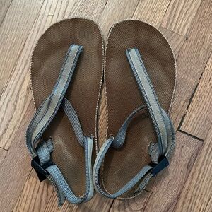Women’s size 6 Earth Runner sandals